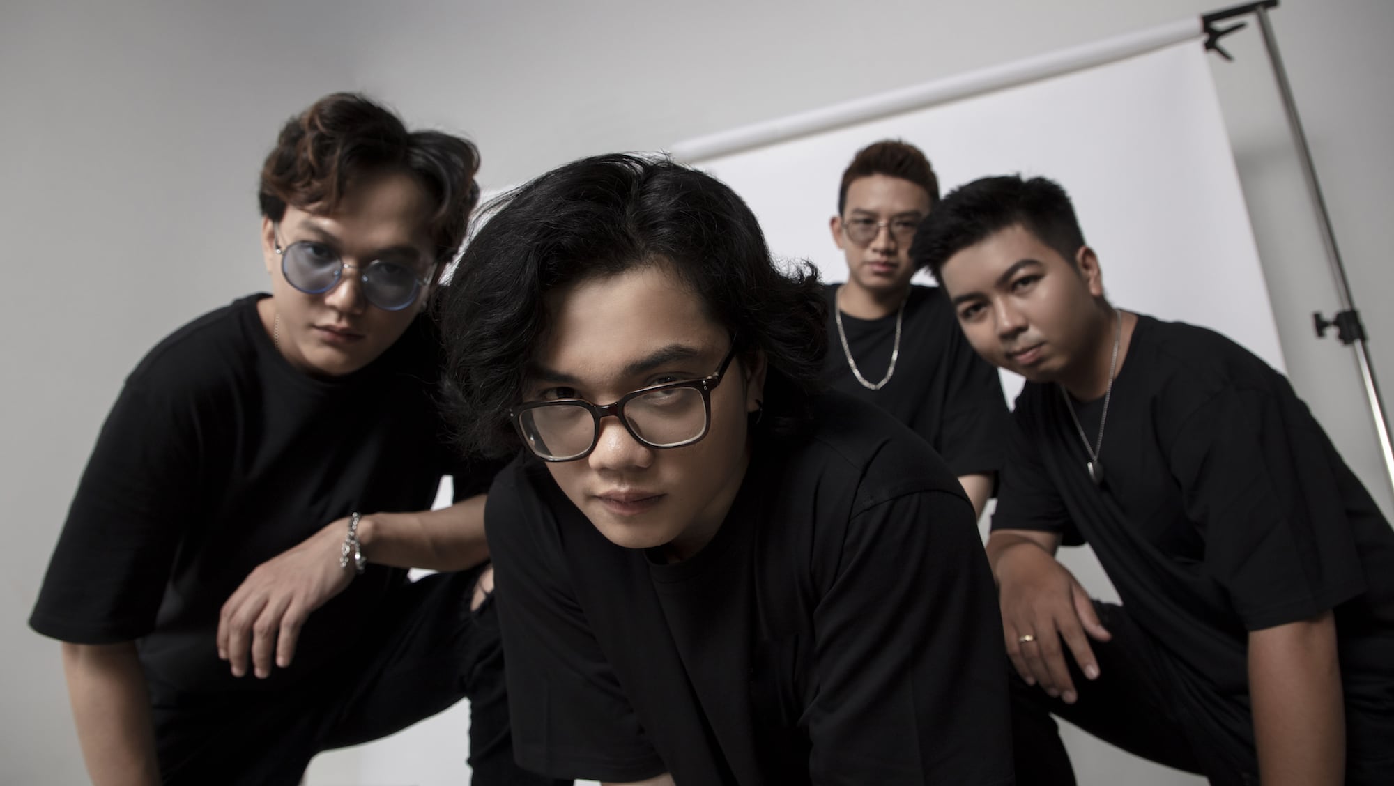 Qua Khung Cửa Sổ: Chillies và những tâm sự về album đầu tay | Vietcetera